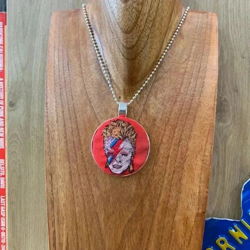 David Bowie Ziggy Stardust hand embroidered thread paint pendant necklace - Picture 4 of 6